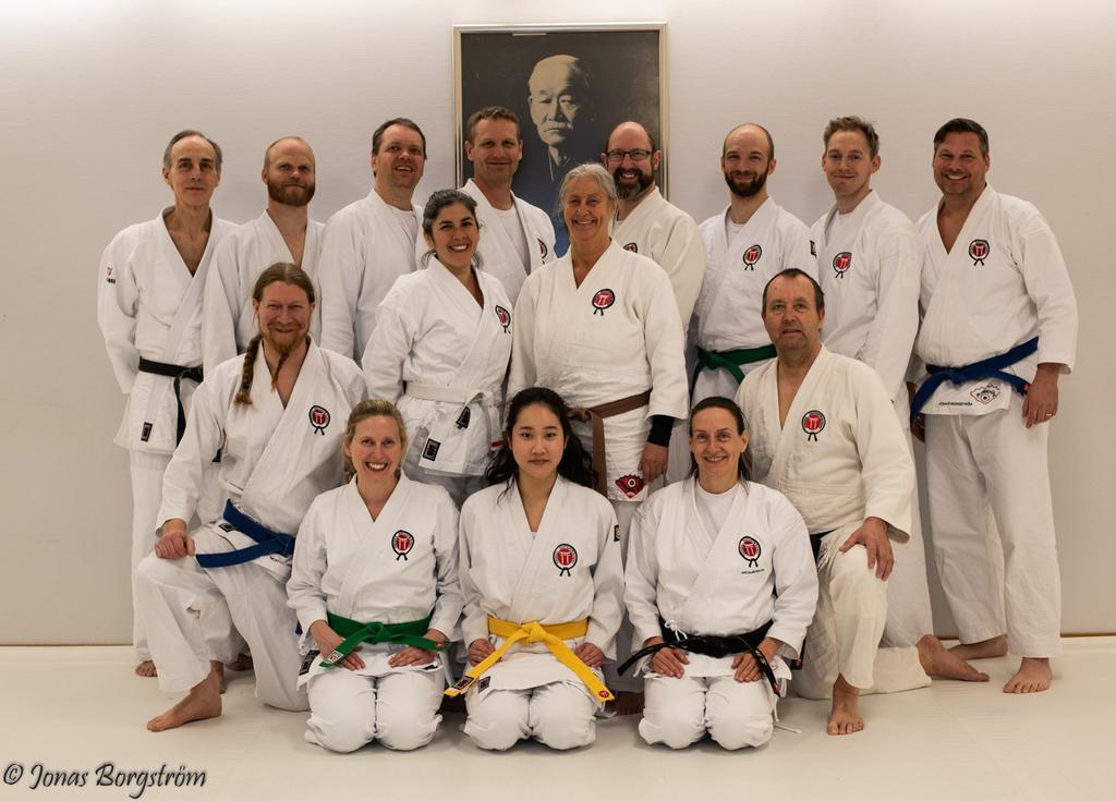 Deltagarna på judo-lördagen Första tekniken att tillämpa Ohgo-metodiken på var De ashi barai, ett fotsvep där Uke trycker på, Tori vrider undan från rörelseriktningen, gör fotsvepet i Ukes nästa steg
