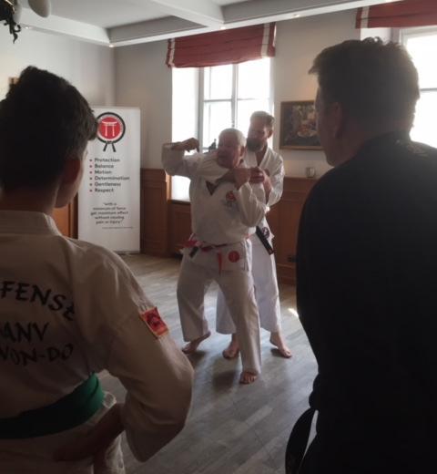 Riksinstruktören fick genast en fan-skara omkring sig som ville veta mer om den svenska jiujitsun. Internationellt möte: Riksinstruktören Benny Ericsson i mitten med t.v. Serge Seguin, Tyskland och t.