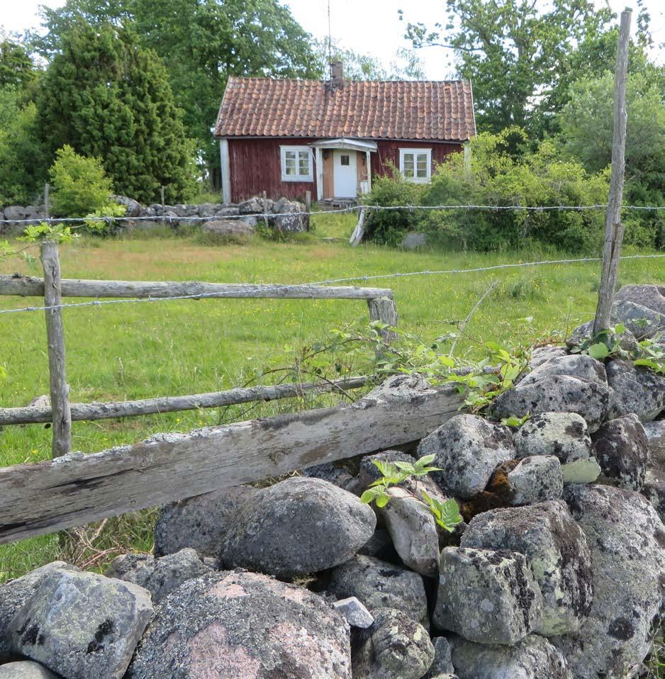 Exempel på småhusbebyggelse med tak av lertegel. Litteratur- och arkivtips Södra Möre 2 (andra delen), Bo Alvemo, Mörebanken, Söderåkra sparbank, 1990.