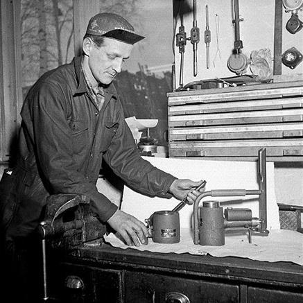 1952, Gustav Ekstrand uppfann lyftverktyget Simson Gustav Ekstrand arbetade som reparatör på dåvarande SKF i Hofors och höll bl.a. på med reparationer av traverser.