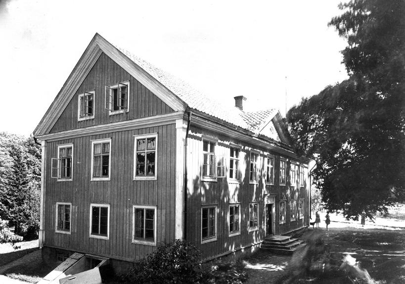 Den så kallade Herrgården från 1847 är exempel på en stor typisk köpmansoch skeppsredargård från 1800-talets mitt, vars ägare bedrev såväl