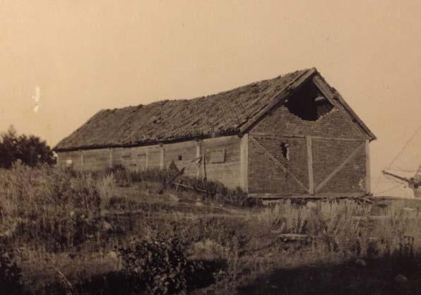 De två sjöbodar som tillkom vid det gamla fiskeläget vid vikens södra strand under 1800-talets andra hälft. Dessa bodar finns ännu kvar.