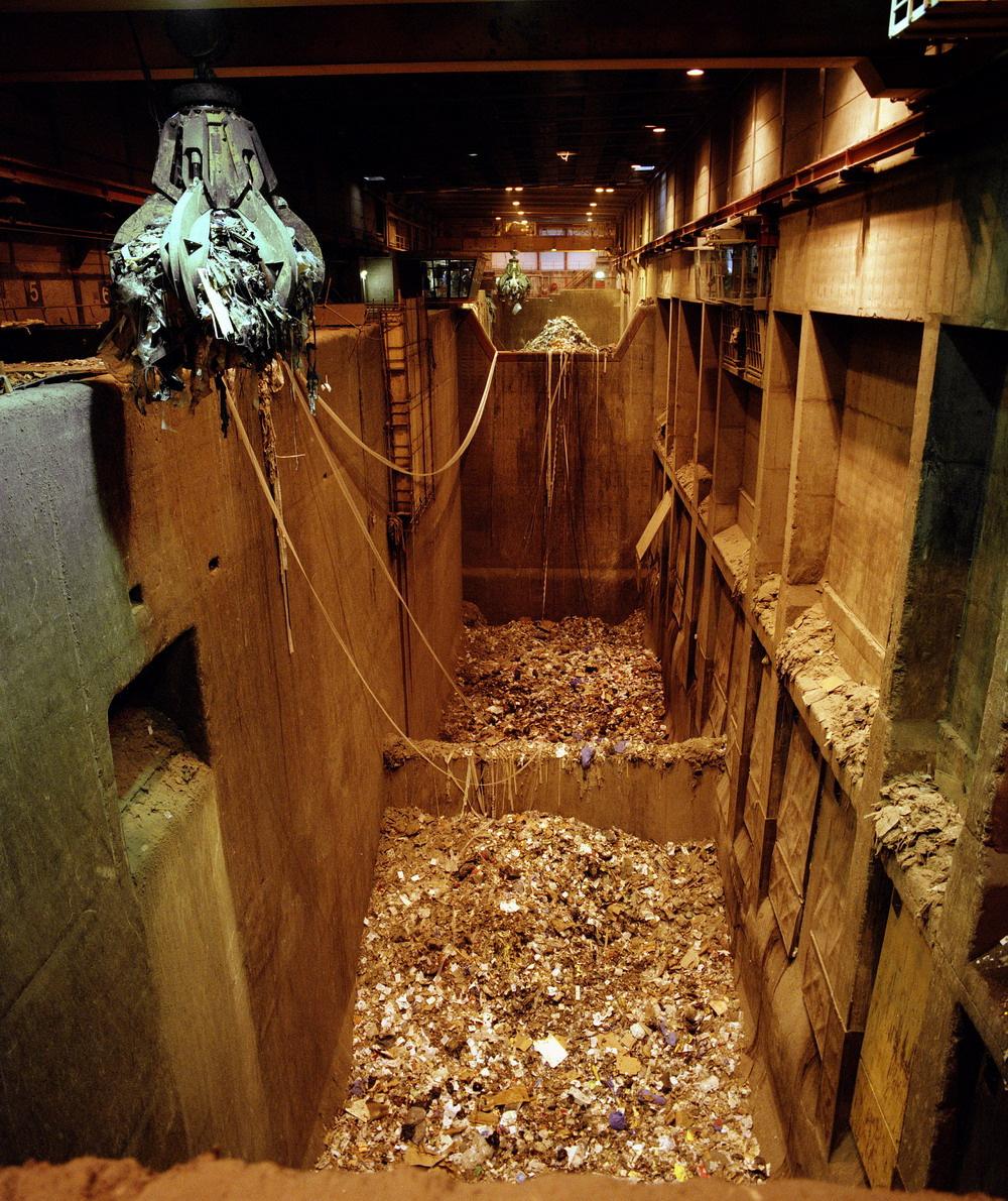 över lagringsplatsen och på så sätt sprids avfallet ut relativt jämnt över lagringsplatsen (Foto b). Limpa Foto b. Översiktsbild över Renovas avfallsbunker [17].