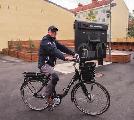 20 LIVSSTIL I ena delen av glasgaraget finns hyrningsbara U-bikes ellådcyklar, i den andra delen kan exempelvis de som jobbar i stan hyra en plats för sin cykel.