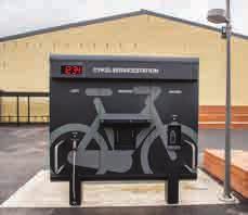 «foto: ELISABETH GLAAS På ena sidan cykelservicestationen kan däck pumpas och vattenflaskor fyllas på, på den andra finns borste och vatten för cykeltvätt.