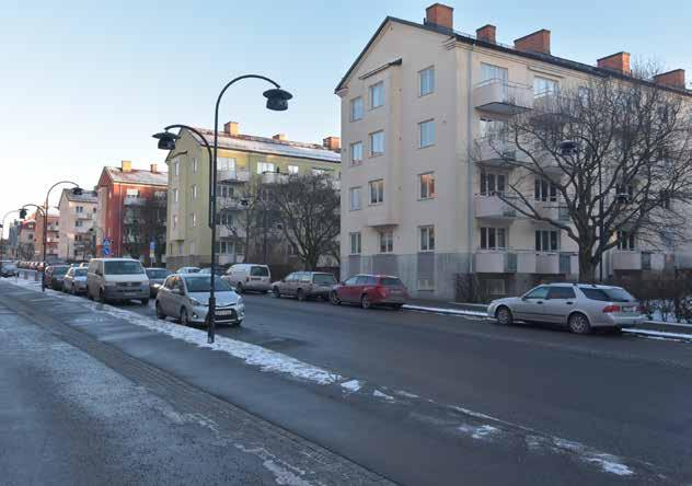 BESKRIVNING BASERAD PÅ OKULÄRA IAKTTAGELSER PÅ PLATS Husen är kopplade lamellhus i fyra våningar under ett sadeltak.