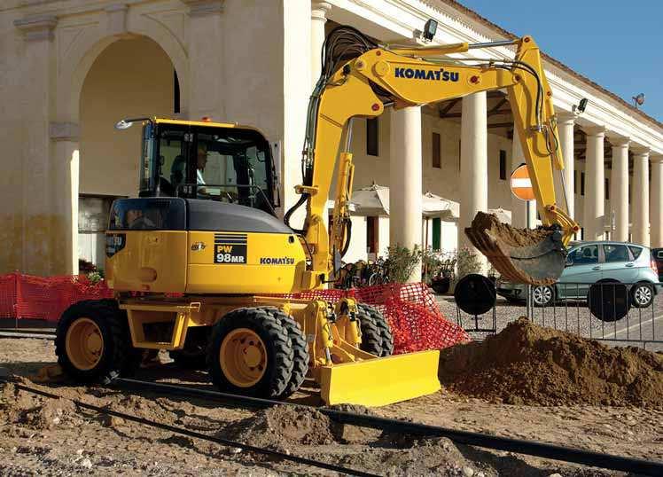 Överlägsen flexibilitet Arbete i trånga utrymmen PW98MR-6 med kort bakdel erbjuder optimal effekt och grävhastighet även i trånga utrymmen där traditionella maskiner inte kan användas, ex som parker,