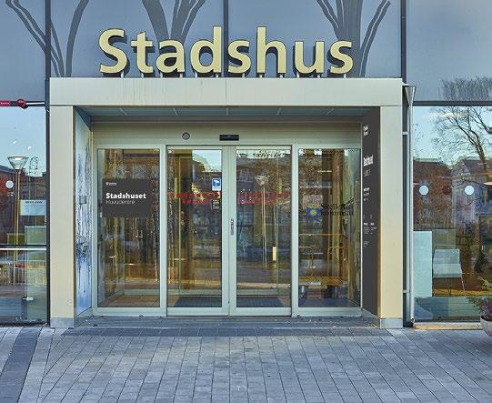 Exempel: Entréskyltar A B C D Bakgrundsfärg. PMS Black 7. NCS S 8500-N. Textfärg. Vit. Typsnitt. Open Sans Extra Bold och Open Sans Regular. Logotyp och text.