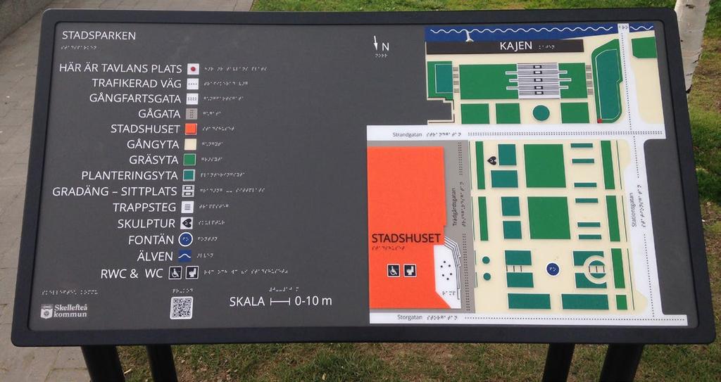 SIDAN 13 Informationsskyltar Tillgängliga skyltar Tillgängliga skyltar ska finnas där de behövs för att man ska hitta och vara placerade så att de är lätt att hitta och komma nära.