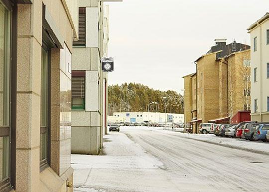 C D På byggnader med flera olika entréer kompletteras huvudentréskyltningen med skyltar som hänvisar besökaren rätt.