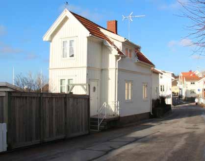 Hunnebovägen 1 Hunnebo 1:42, byggt 1855 Värden att bevara: Husets placering, trädgård Motivering: Husets placering med trädgård är viktig för Hunnebovägens karaktär.