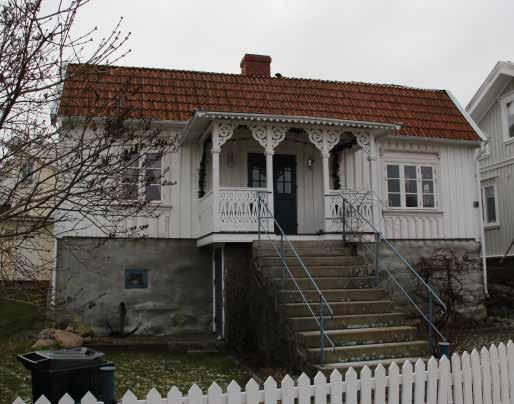 Södra Strandgatan 31 Hunnebo 1:94, byggt 1847 Värden att bevara: Husets placering, proportioner, det brutna taket, verandan, pardörren, takets lilla utsprång, entrén med snickerier och granit trappa.