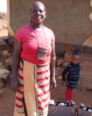 SUNSHINE STORY Case #1802 Sparande Jordbruk Mer tid till familj och jordbruk Consolata är 58 år och lever i en stor familj med sina söner, döttrar, barnbarn, svärdöttrar och sin svärmor.