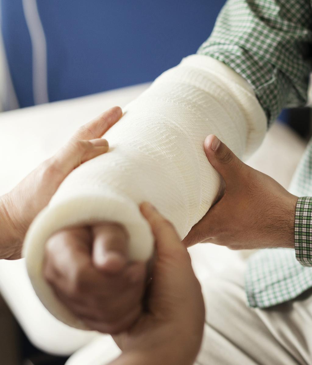 KONSEKVENSER AV FALLOLYCKOR Konsekvenser av fallolyckor En skadekonsulent på AFA Försäkring: En handledsfraktur måste nästan alltid gipsas, med allt vad det innebär av smärta, upprepade läkarbesök