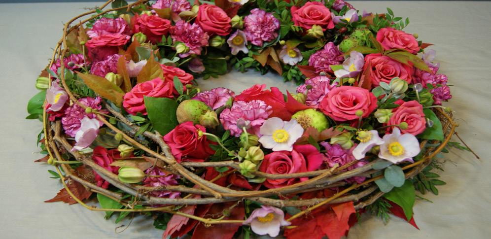 FLORIST FÖR EN KVÄLL Vi gör en ljuv vårinspirerad bukett och en härlig blomsterdekoration. Lär dig floristernas knep och tekniker för att göra proffsiga blomsterbinderier.