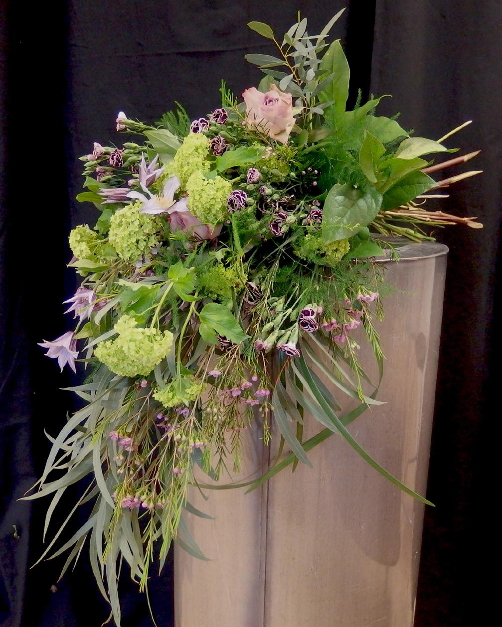 BRÖLLOPSKVÄLL Denna kväll får du lära dig floristernas bästa tips och trix för att skapa en naturlig, vild och vacker brudbukett. Vi gör också en matchande knappnålsblomma till brudgummen.