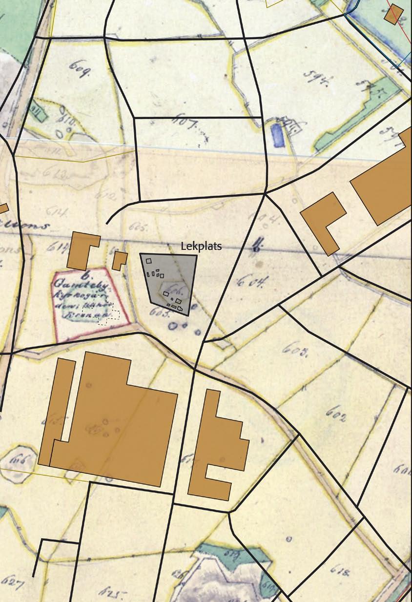 0 100 m Fig. 7. Området kring kyrkoruinen på kartan från 1855 med dagens gatunät och bebyggelse inlagda, liksom undersökningsschakten. Vid denna tid var området åkermark.