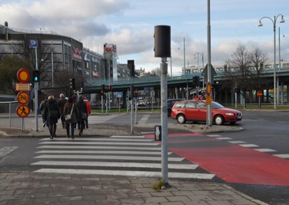 Tillgänglighet och framkomlighet Framkomligheten för fotgängare och cyklister begränsas idag av att Centralenområdet domineras av omgivande hårt trafikerade trafikleder.