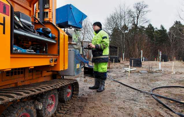 Behandling mättad zon Utförande injektering område A och B Direktinjektering med Geotech 605 Inom det plana källområdet utfördes DPI med RGS 90 specialutrustade Geotech 605 Automatisk
