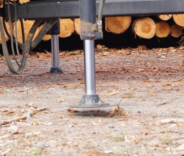 Figur 13. Stödbenet lyfts upp när chauffören tog en grip med timmer. Vikten fördelades från ena stödbenet till det motsattsida.