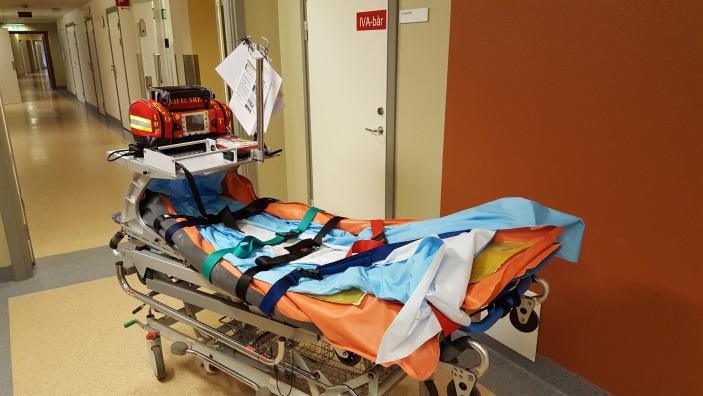 IVA-bår placerad i Ljungby: Finns i rum märkt IVA-bår i korridor utanför operation. Endast försedd med Oxylog-fäste. Se bild nedan: Alla IVA-bårar är av Allfatyp godkända för 20 G!