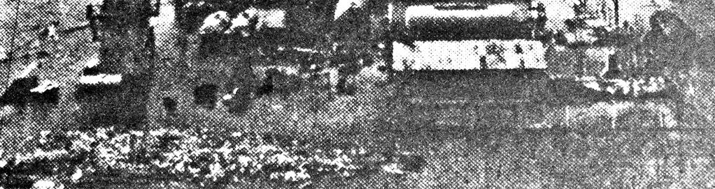 Kvarteret Hamnen mot väster under översvämningen 1951. Notera kolupplagen närmast i bild. Foto ur AN 19510516. Dålig repro från mikrofilm av G Olofsson.