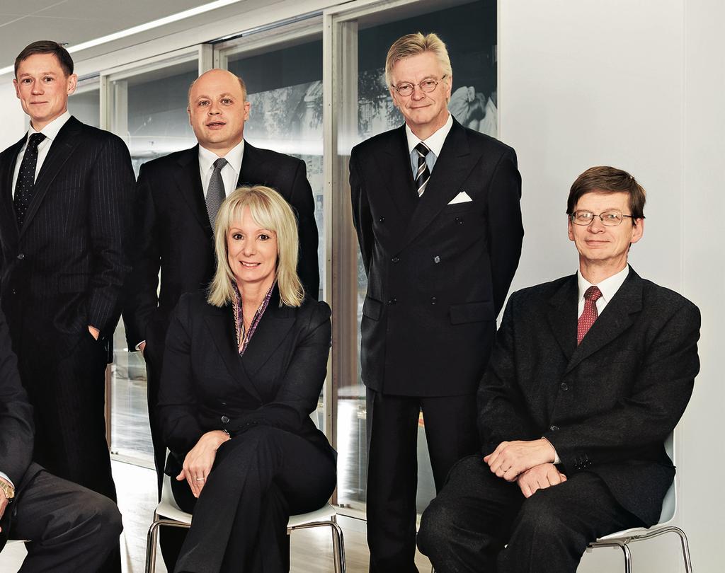 På bilden från vänster Alexander Ehrnrooth, Paul Ehrnrooth, Ingrid Jonasson Blank, Jukka Suominen och Gustaf Gripenberg. Bilden är tagen på nya Fiskars Campus i Helsingfors. Gustaf Gripenberg f.