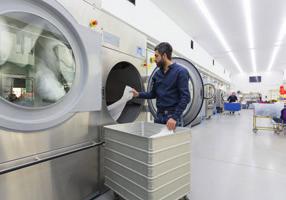 Den optimering av tvättprocessen som professionell textilservice står för innebär samtidigt betydande sänkningar av koldioxidutsläppen jämfört med att