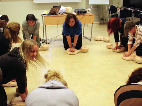 Knäkontroll är ett kort övningsprogram som enkelt kan vävas in i den befintliga uppvärmningen. Utbildningen pågår ca två timmar.