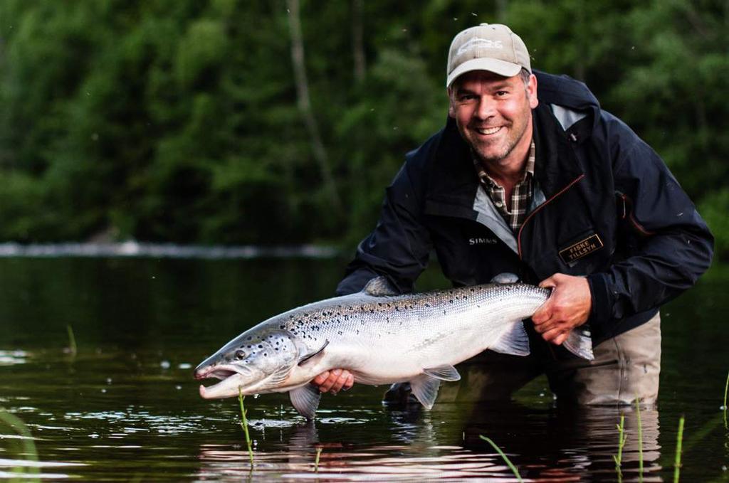 Laxfiskeförvaltning för sportfisketurism, eller? Vad säger fiskerättsägarna? Thomas Johansson med nyfångad lax.