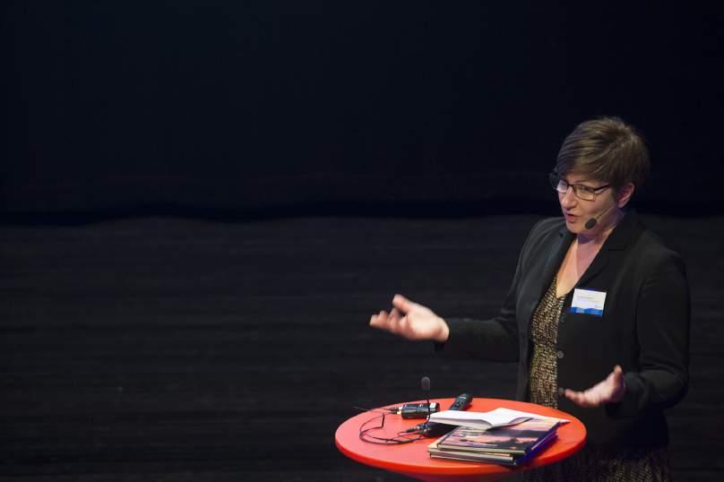 Gemensam resurs, gemensamt ansvar om dialog och samverkan för att hantera konflikter Camilla Sandström, Umeå universitet, pratade om laxen som en gemensam resurs det är många gör anspråk på den och
