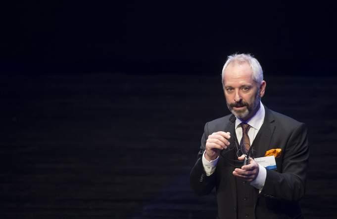 gång. Det har helt enkelt varit svårt att få en politisk majoritet, så jag tror inte heller att frågan lever för närvarande. Men jag reflekterar själv lite om roller.