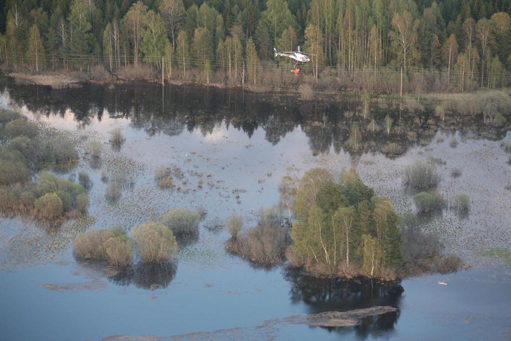 Bild 7. Myggbekämpning från helikopter av översvämmad våtmark vid Laggarboån, Österfärnebo, 2006-05-11.