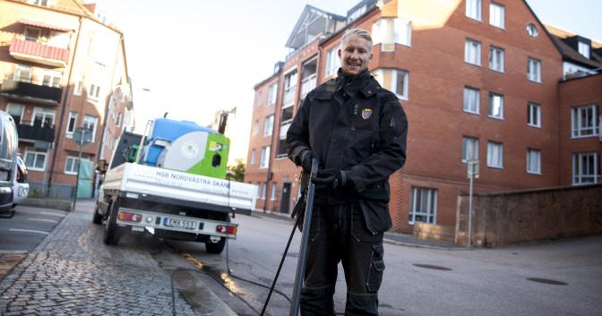 BOSTADSRÄTTSFÖRENINGEN En bostadsrättsförening är en ekonomisk förening (juridisk person) som ägs av föreningens medlemmar (bostadsrättshavare). Vem beslutar om vad?