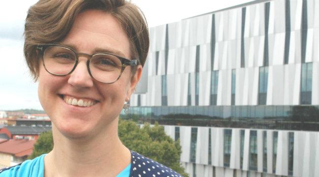 folkbibliotekens roll i ett alltmer digitaliserat samhälle. Läs mer om Emma Rolander, ny bibliotekskonsulent med Digitalt först-fokus, i inslaget nedan. Ny på jobbet Hej Emma Rolander!