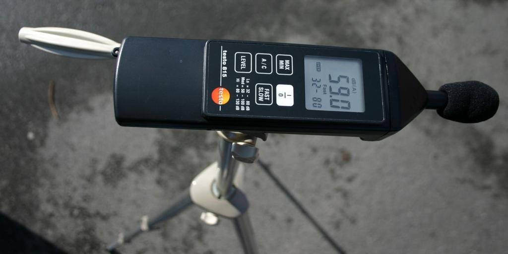 Sida 4 av 8 Uppmätningen utfördes, när två bilar tvättades samtidigt (worst case). Mätdonet var placerad 1,5 meter över markplanet och i området mellan de båda tvättplatserna (se bilden).