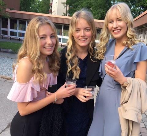 Sida 3 Avslutningsfest åk 9 Måndag den 11 juni är det Sista natten med gänget och alla i år 9 är inbjudna. Vi sparkar igång kl 18.
