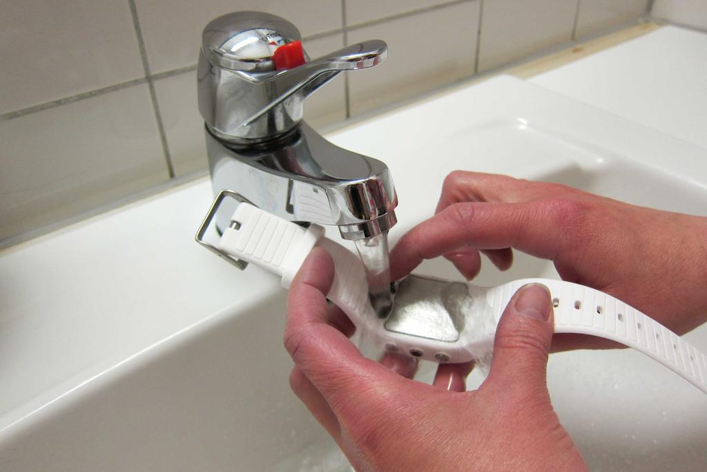 2. Skölj USB-porten med ljummet kranvatten.