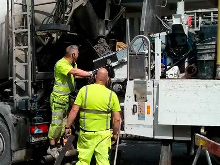 Betongen täcktes slutligen med plast och ett skikt med vatten. I samband med gjutning tillverkades även kuber och krympprismor för test av tryckhållfasthet och krympning.