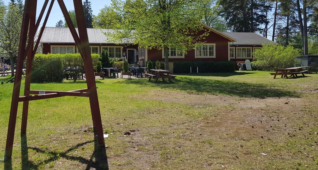 RESTAURANG Restaurang Kungsådran LAXÖN Lokala specialiteter och spännande smaker. Vi välkomnar besökare i alla åldrar till Restaurang Kungsådran på Laxön, mitt i Älvkarlebyfallen.