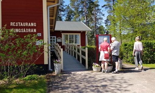 Vår à la carte erbjuder lax från vårt lokala rökeri. Här finns även kött, från en gård i närområdet, och hemmagjord glass. Restaurang Kungsådrans rätter står för både tradition och nyskapande.