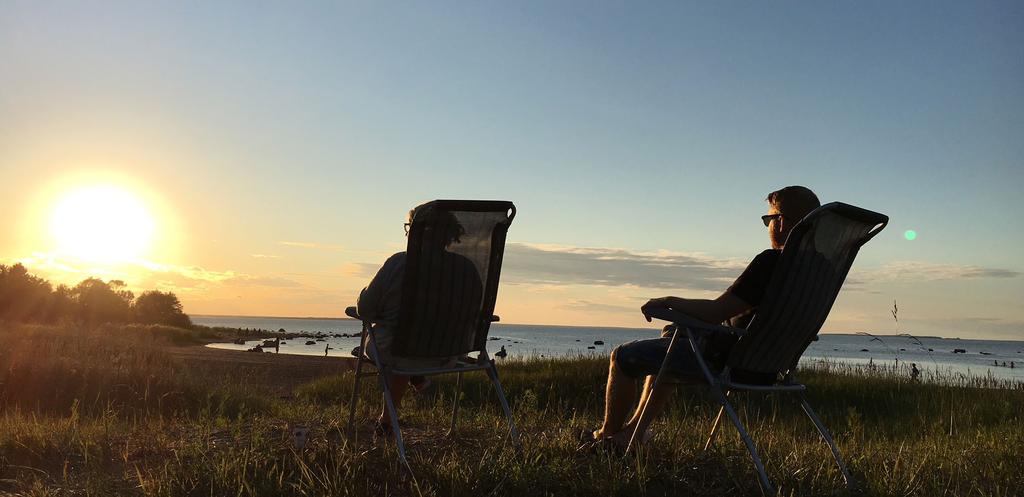 CAMPING Mellansveriges Riviera Strändernas skönhet får mig att tänka på Grekland. Storleken gör att vi kan välja att bada med andra, eller sola en bit ifrån.