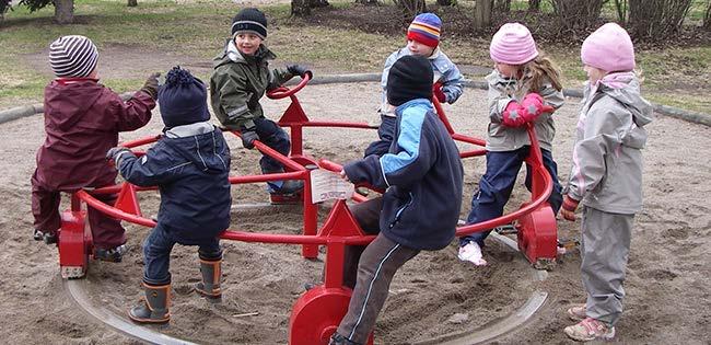 Yttre miljö Lekytor och möjlighet till solskydd Det är viktigt för barnens trivsel och rekreation att de har möjlighet till regelbunden utomhusvistelse och att lekytorna är tillräckligt stora.