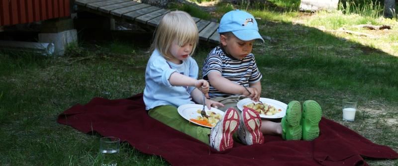 Sovplatserna ska placeras så att det inte blir någon risk för drag eller kallras från fönster och ventilation. Ljudmiljön i rummen där barnen sover är också viktig.