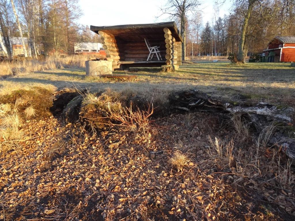 Vid platsbesöket noterades berg i dagen väster om Sliperiet och i områdets nordöstra del.