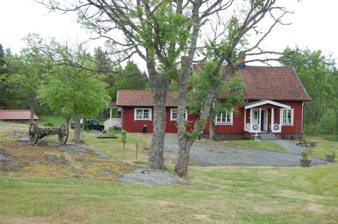 Oskarshamn Sandshult 5:40 Bostadsbyggnad Grunduppgifter Bostadshus byggt 1920 i trä. Tillbyggt 1997 med nytt kök, badrum, tvättstuga, hall samt gästrum. Utbygget har golvvärme.