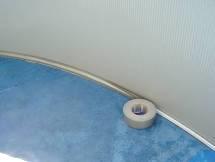 SKYDDA LINERN (POOL-DUKEN) På insidan skall bultförbandet i väggen tejpas med silverteip uppifrån och ner. Detta skyddar linern när den senare trycks mot väggen av vattnet.