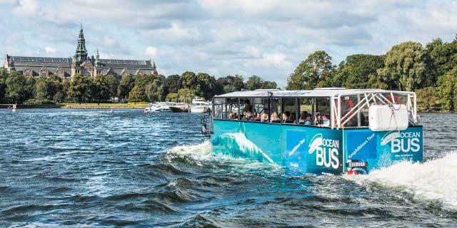 Vi ser många av Stockholms mest kända sevärdheter, samtidigt som vår guide berättar roliga och intressanta historier om stan.