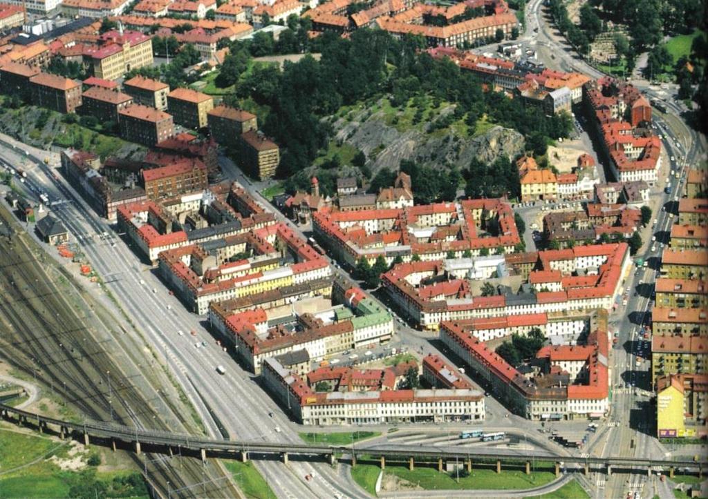 sidan 7 Längst till vänster ses den nya låga bruna träbyggnaden mellan motorleden och järnvägsspåren. Den stod klar sommaren 1929.