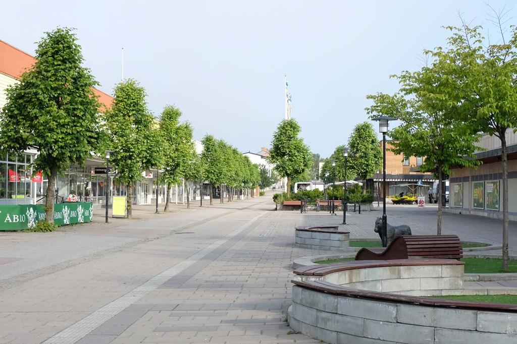 De stora mägde träd gör att cetrum uppfattas som förhålladevis gröt, me de osammahägade gestaltige av utemiljö ger ett rörigt itryck.